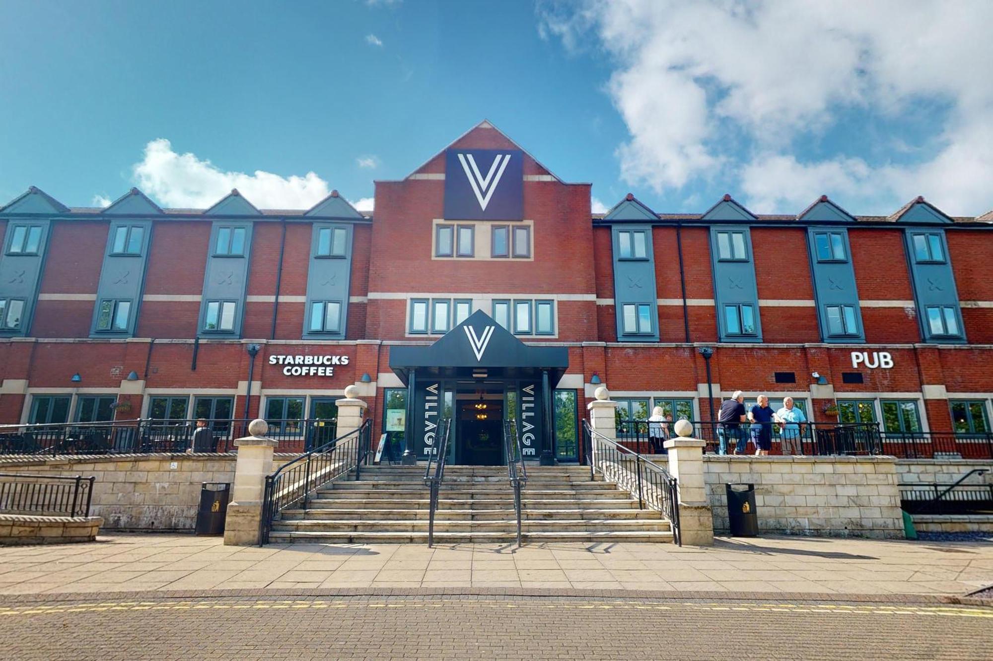 Staying Near Parc Cefn Onn: 3 Cardiff Resorts Compared