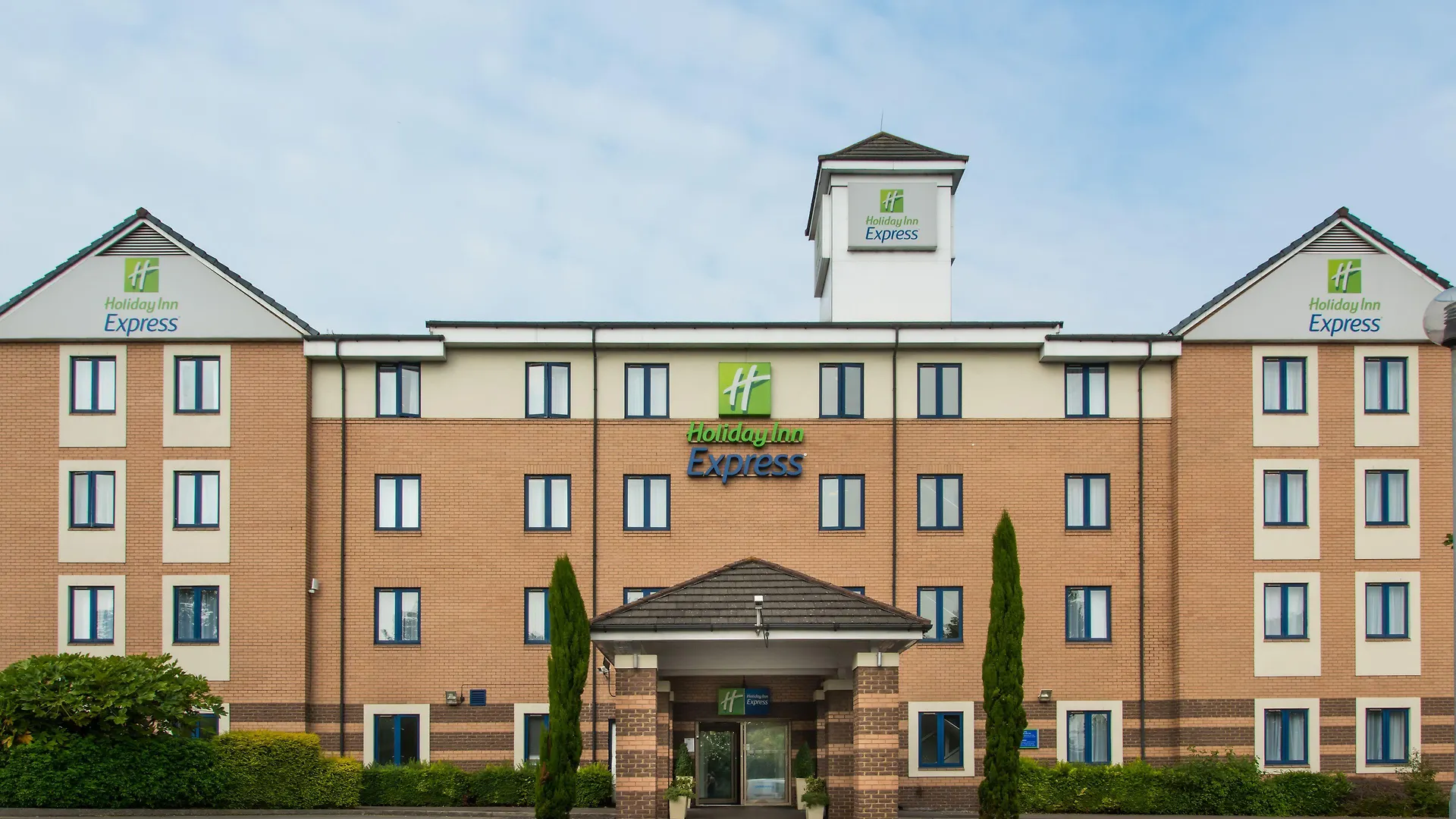 4 Central Hotels Near Rainham Hall for Stress-Free Access