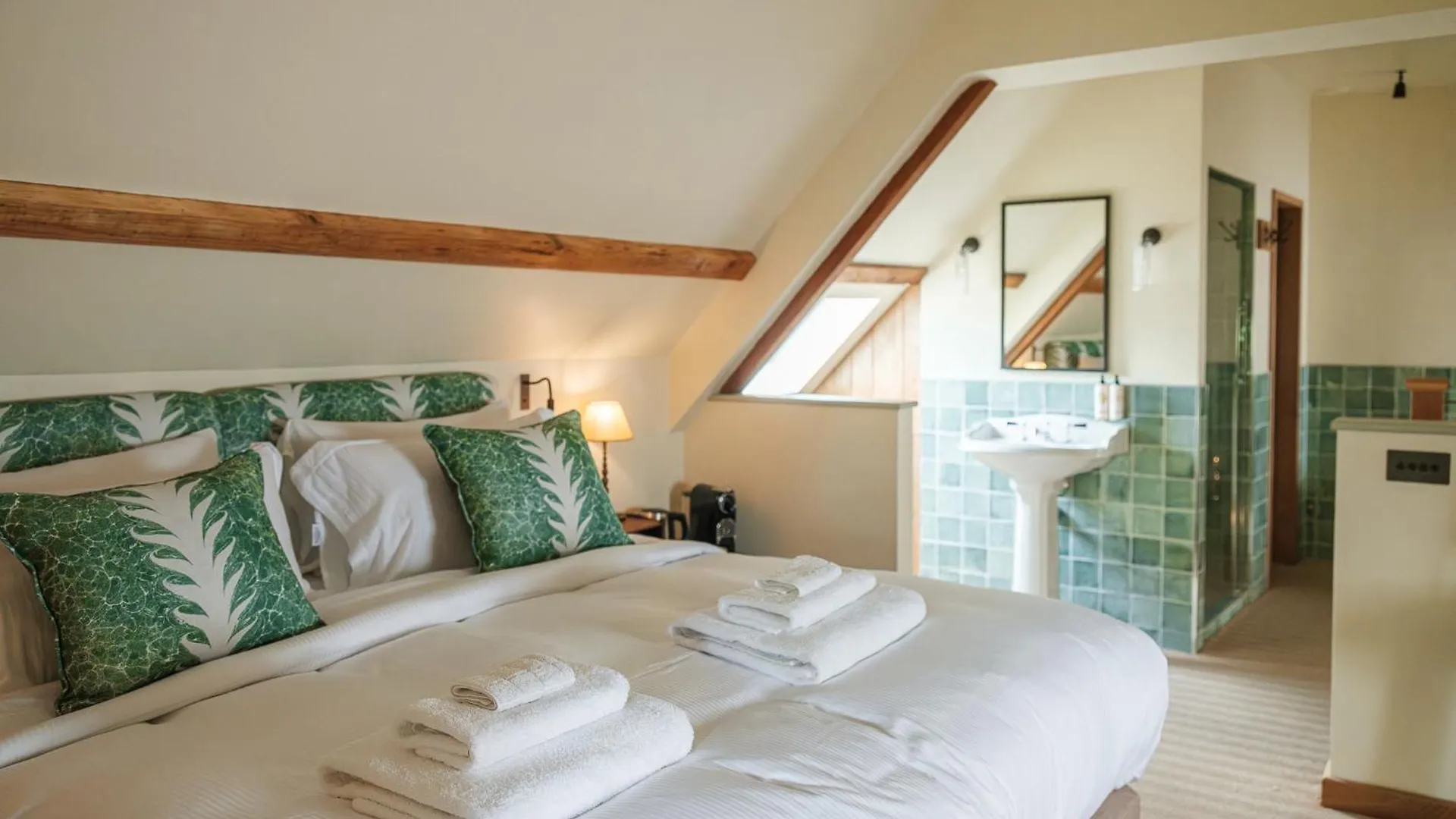 Staying In The Cotswolds: 6 Budget Hotels Compared
