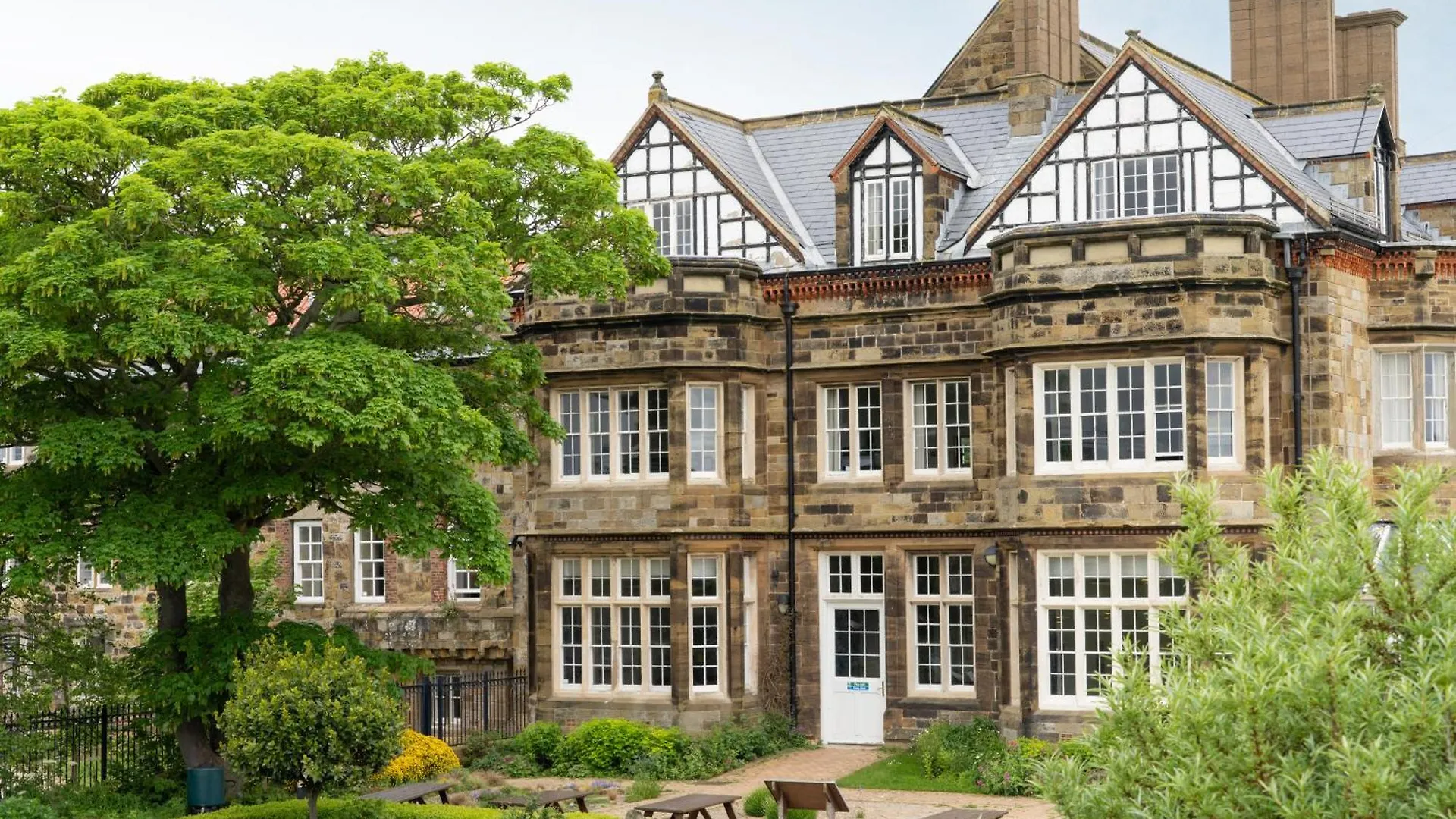 Staying Near Captain Cook Statue: 11 Whitby Hotels Compared