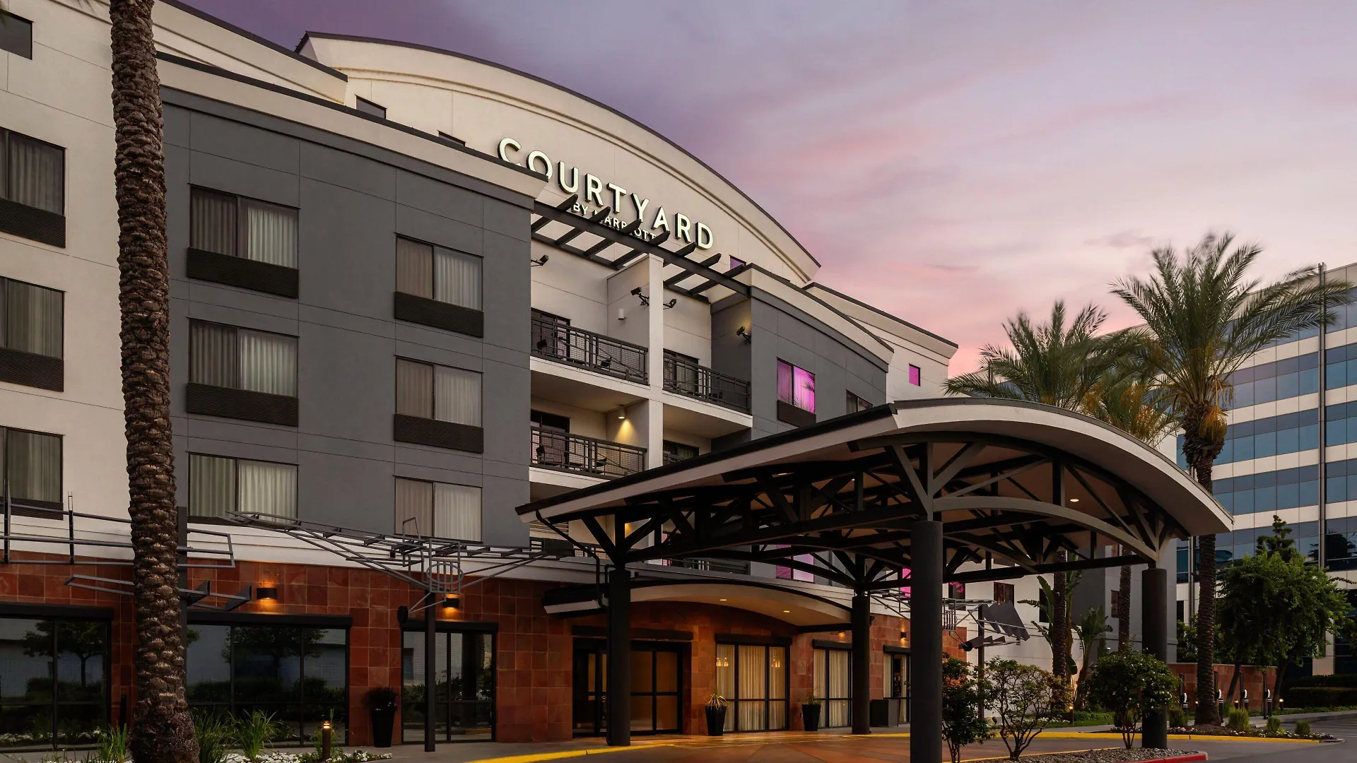 Best 4 Business Hotels Near Griffith Observatory for Easy Access