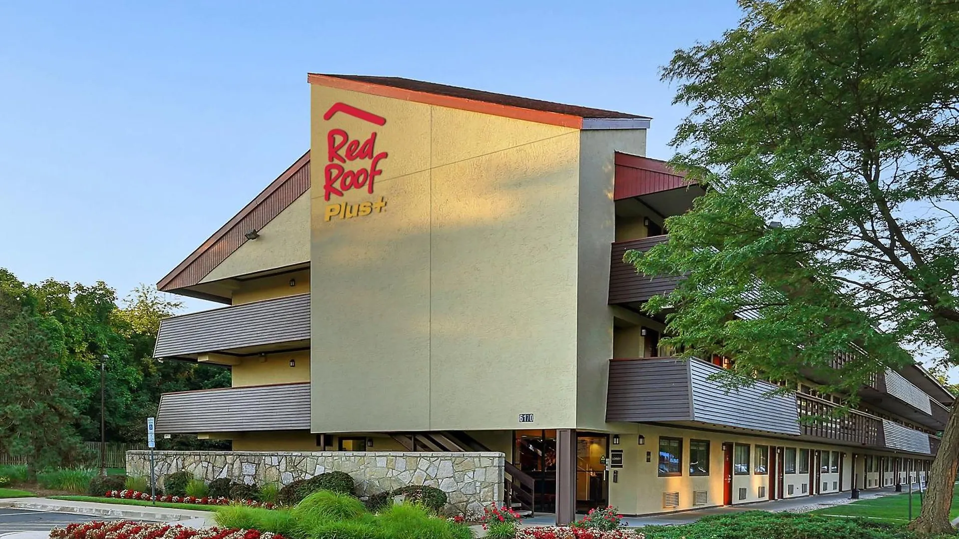 6 Smart Airport Hotels Near East Potomac Park Worth Booking