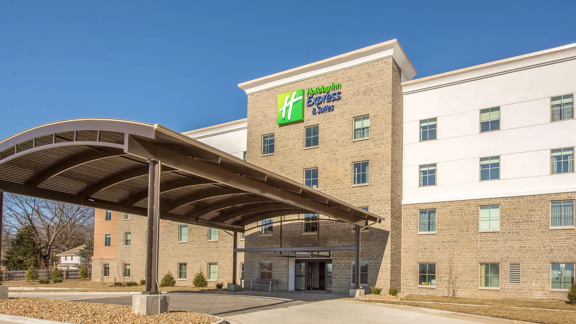 Where to Stay Near Johnson County Parks and Rec: 4 Best Business Hotels