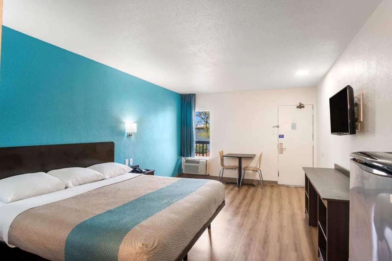 Staying Near Kentucky Horse Park: 6 Three-Star Hotels Compared