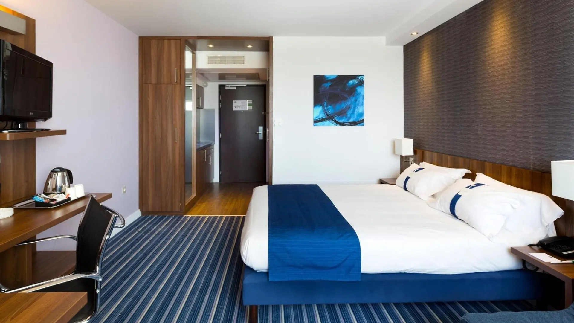 Near Skatepark Grammont: 2 Airport-Accessible Hotels Compared