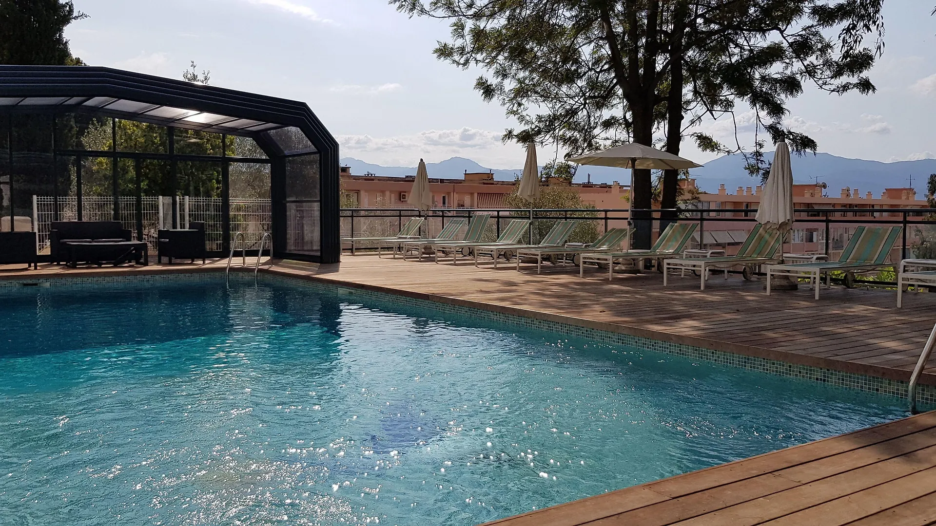 6 Beach Hotels Near Place de Gaulle for Sun & City Access