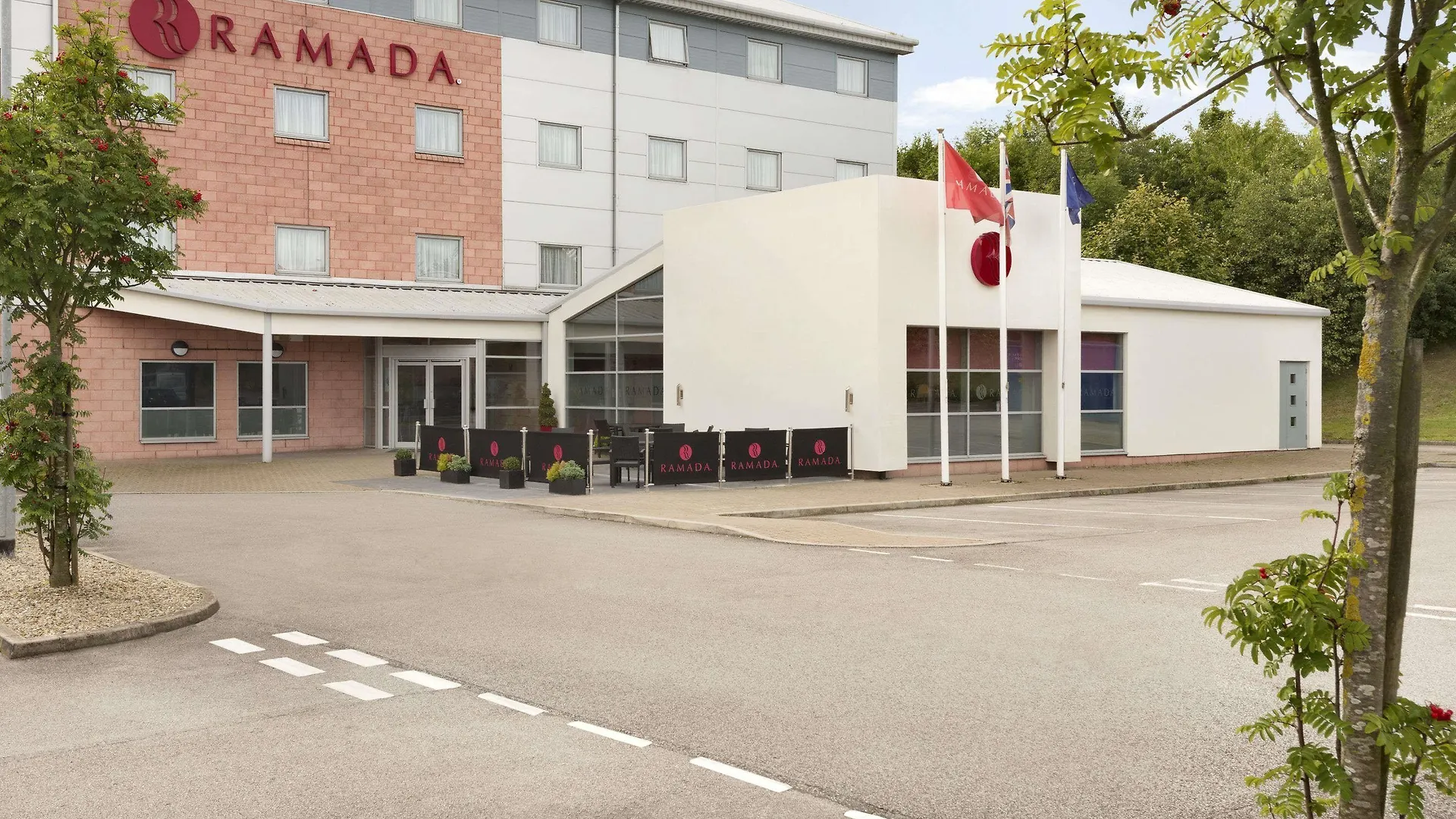 Staying Near Springhead Park: 6 Family Hotels Compared