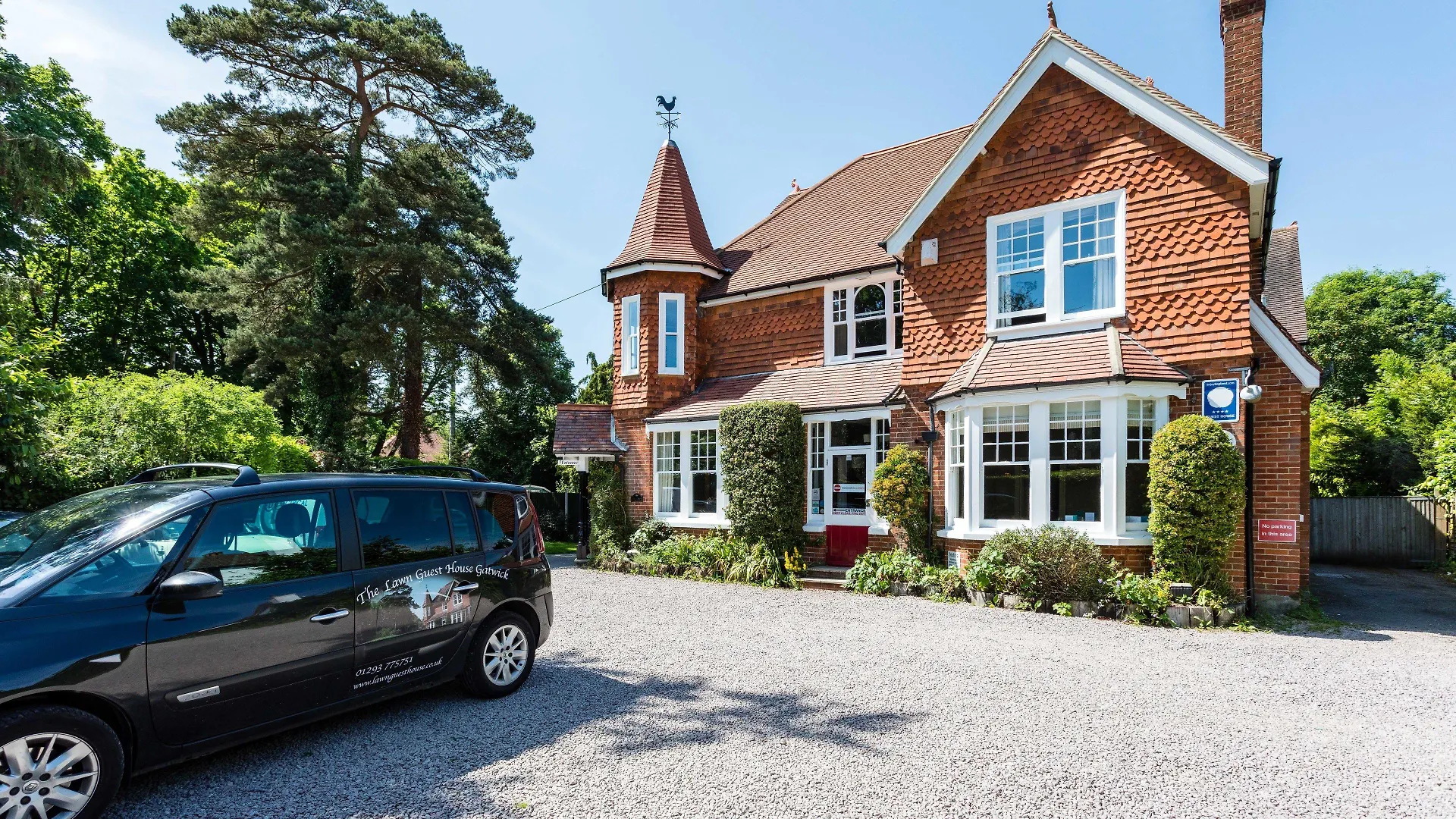 5 Airport Hotels Near Thunderfield Castle Worth Booking