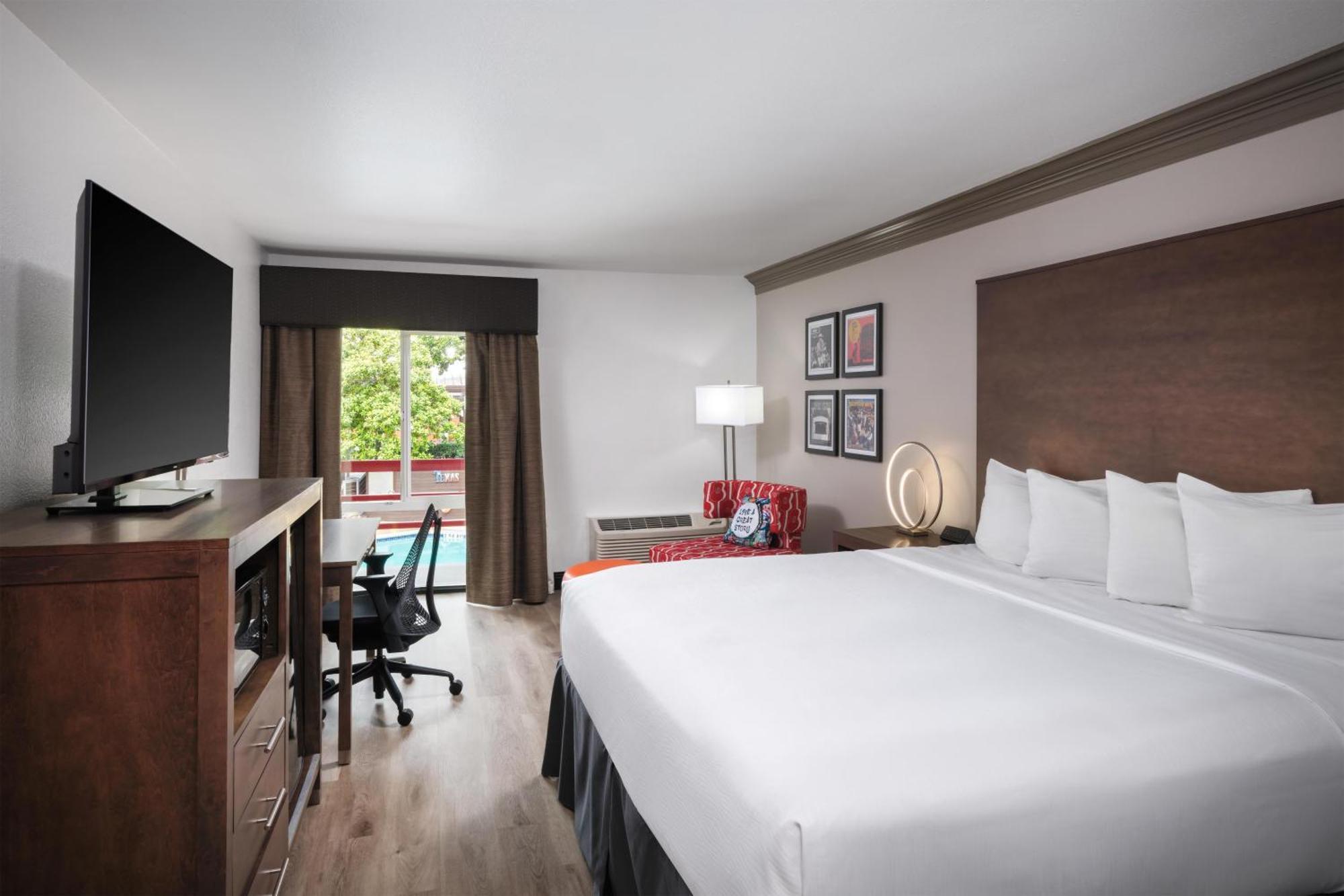 8 Smart Hotels Near Old Bakery Emporium Worth Booking