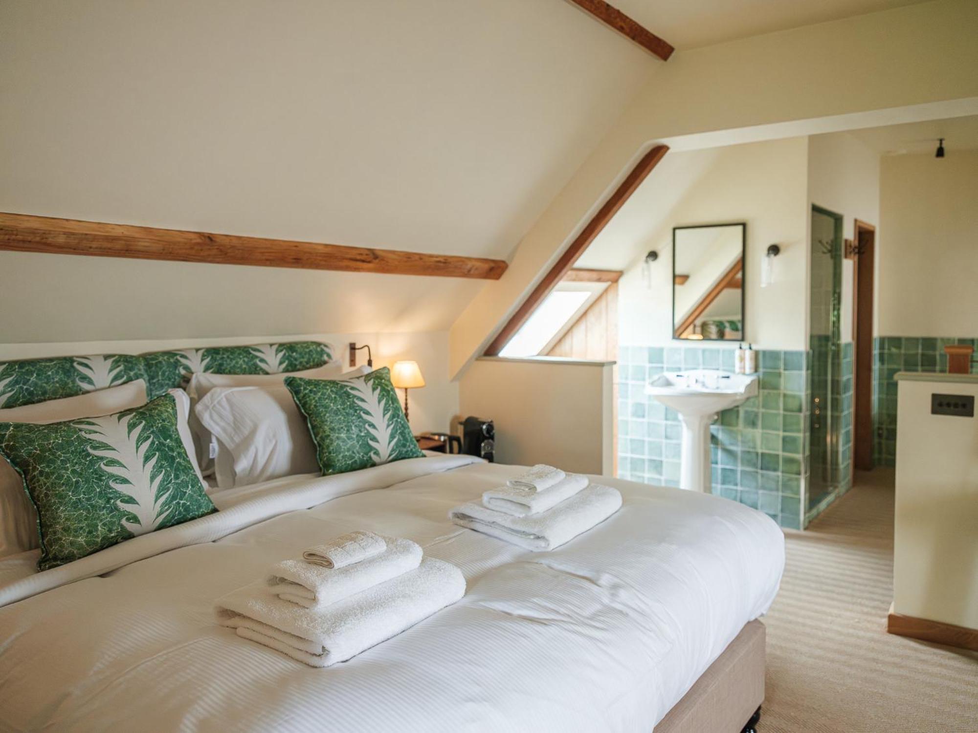 Staying In The Cotswolds: 6 Budget Hotels Compared