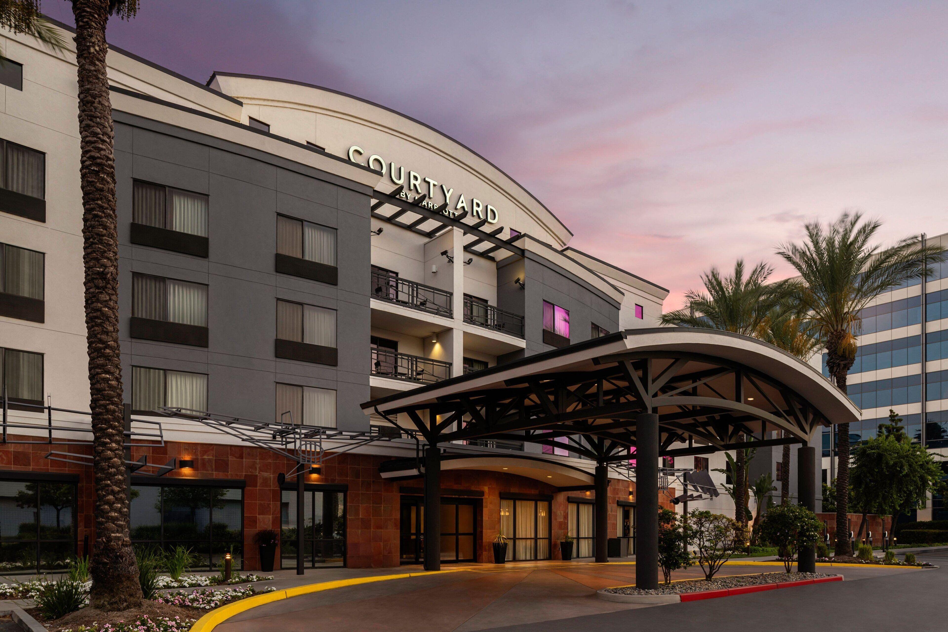 4 Business Hotels Close to Hollywood Boulevard, LA