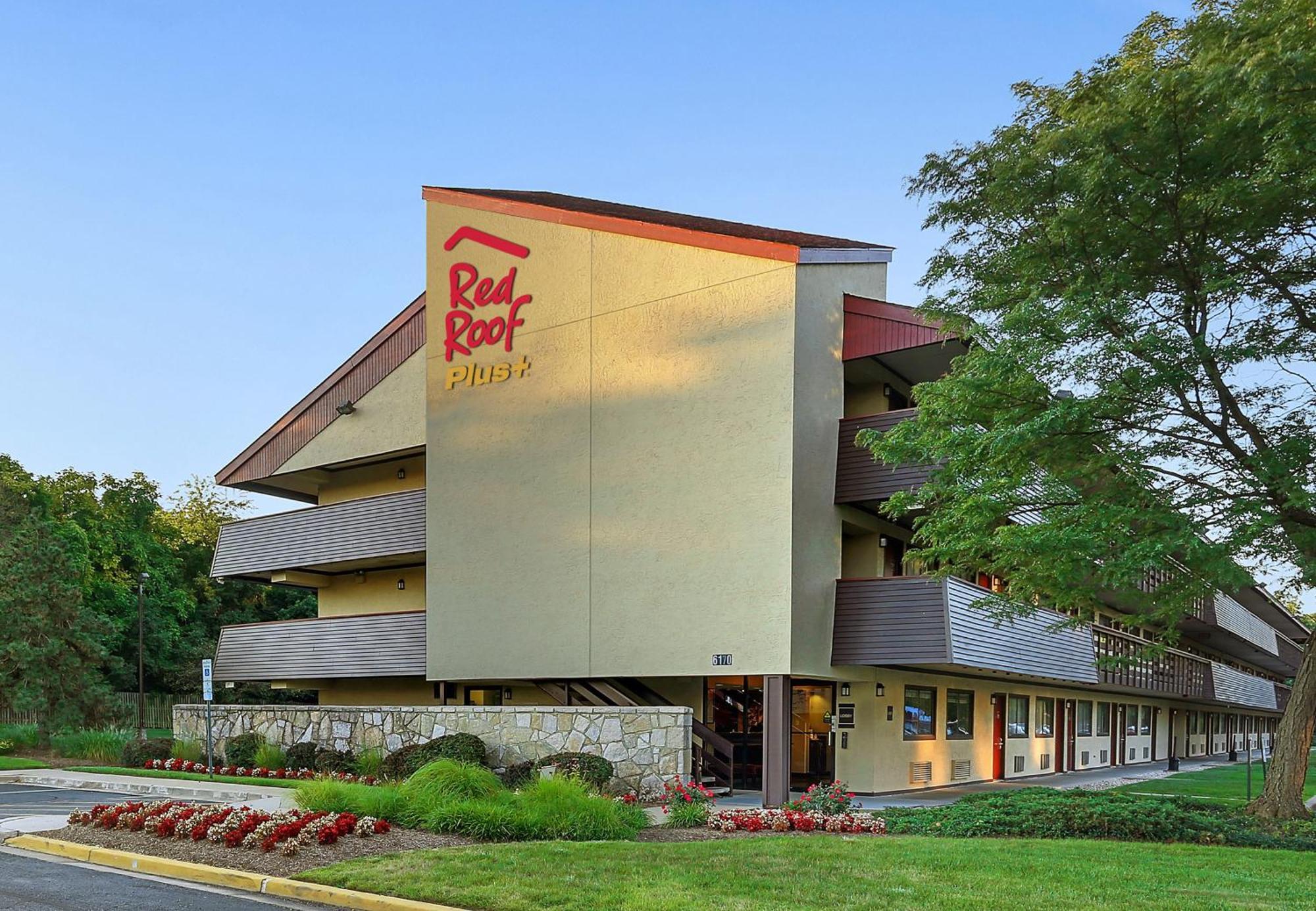 6 Smart Airport Hotels Near East Potomac Park Worth Booking