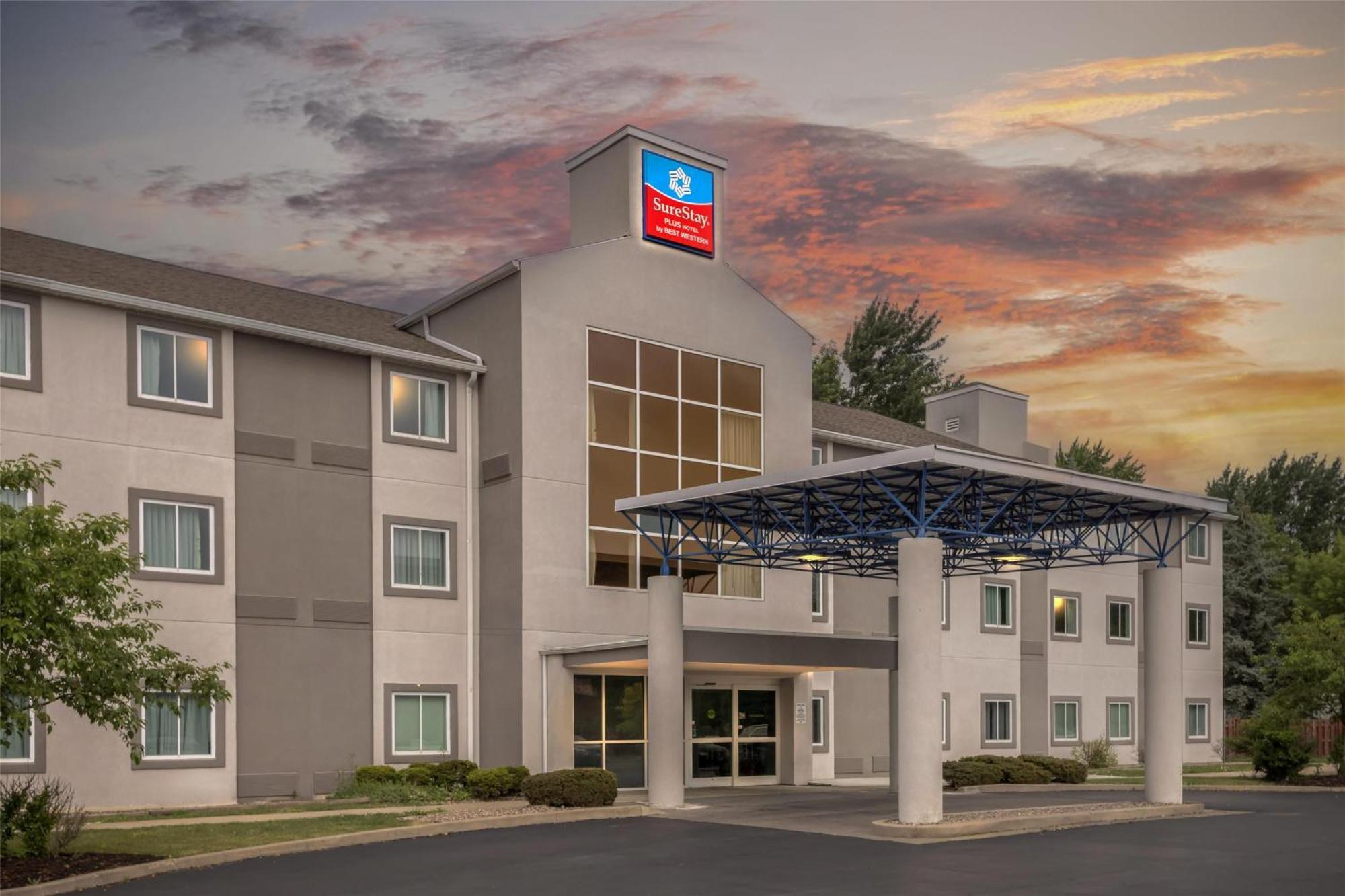 Where to Stay Near Niagara Falls State Park: 4 Airport Hotels Compared