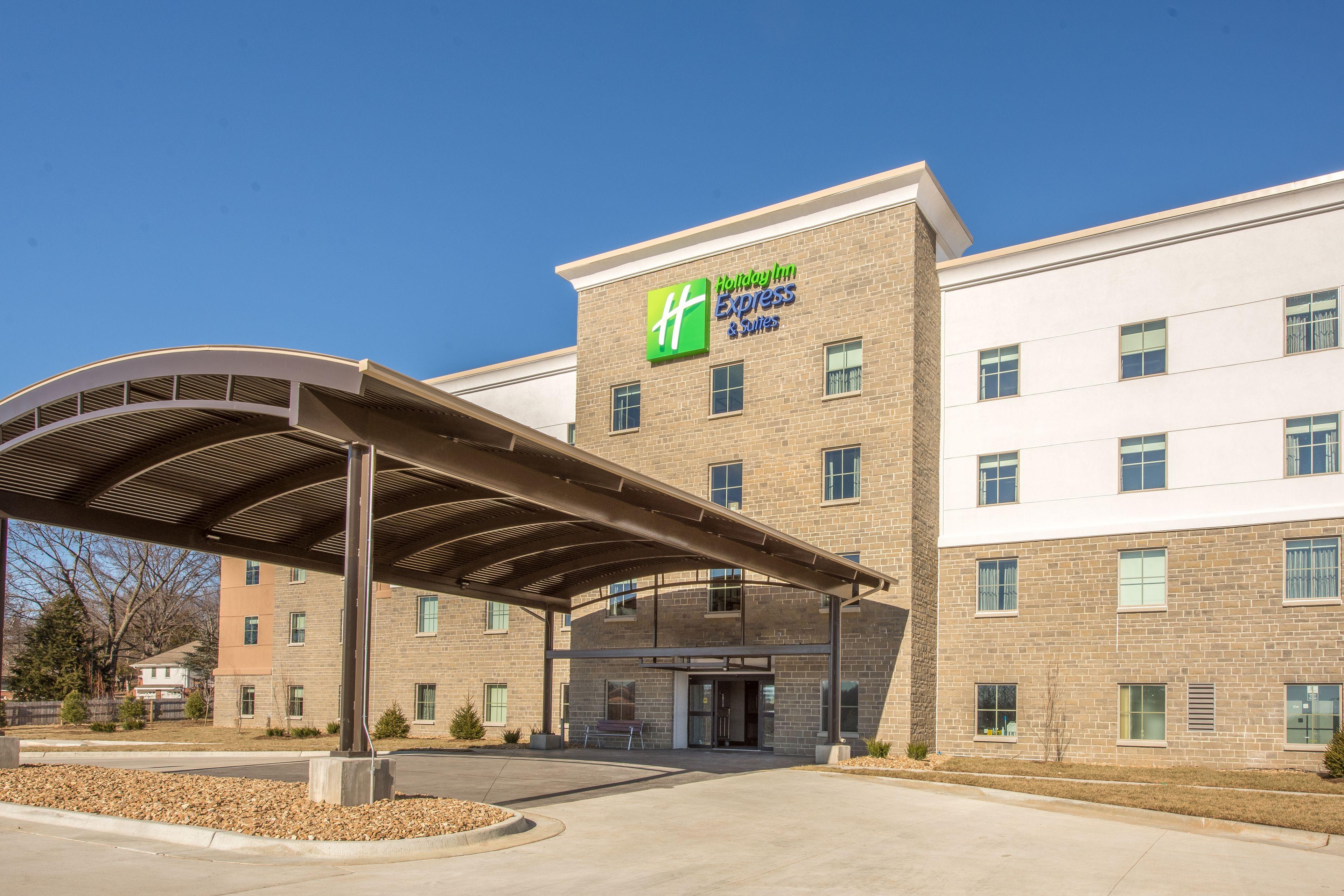 Where to Stay Near Johnson County Parks and Rec: 4 Best Business Hotels