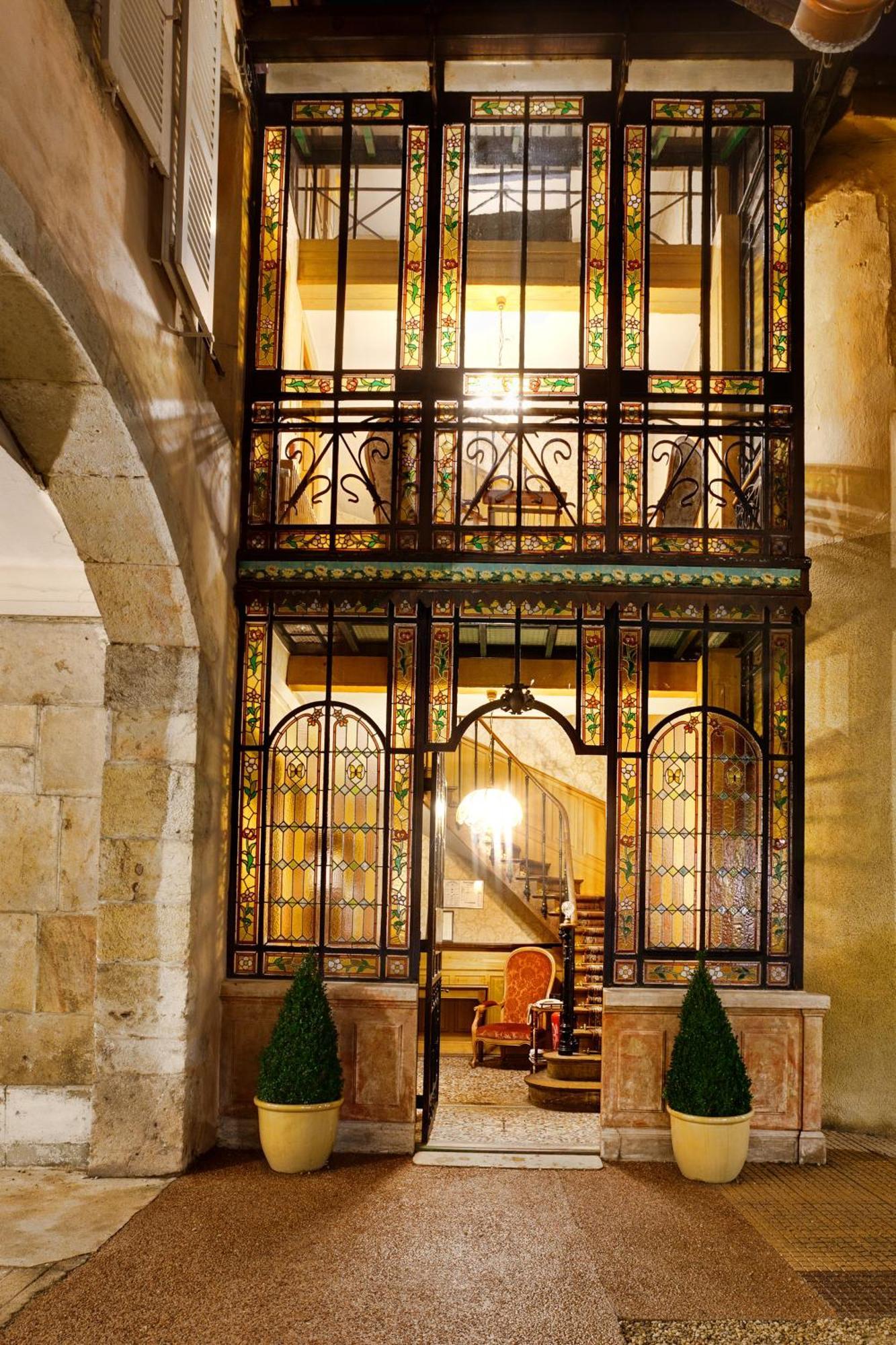 Staying Near Beaune Exhibition Centre: 9 Family Hotels Compared
