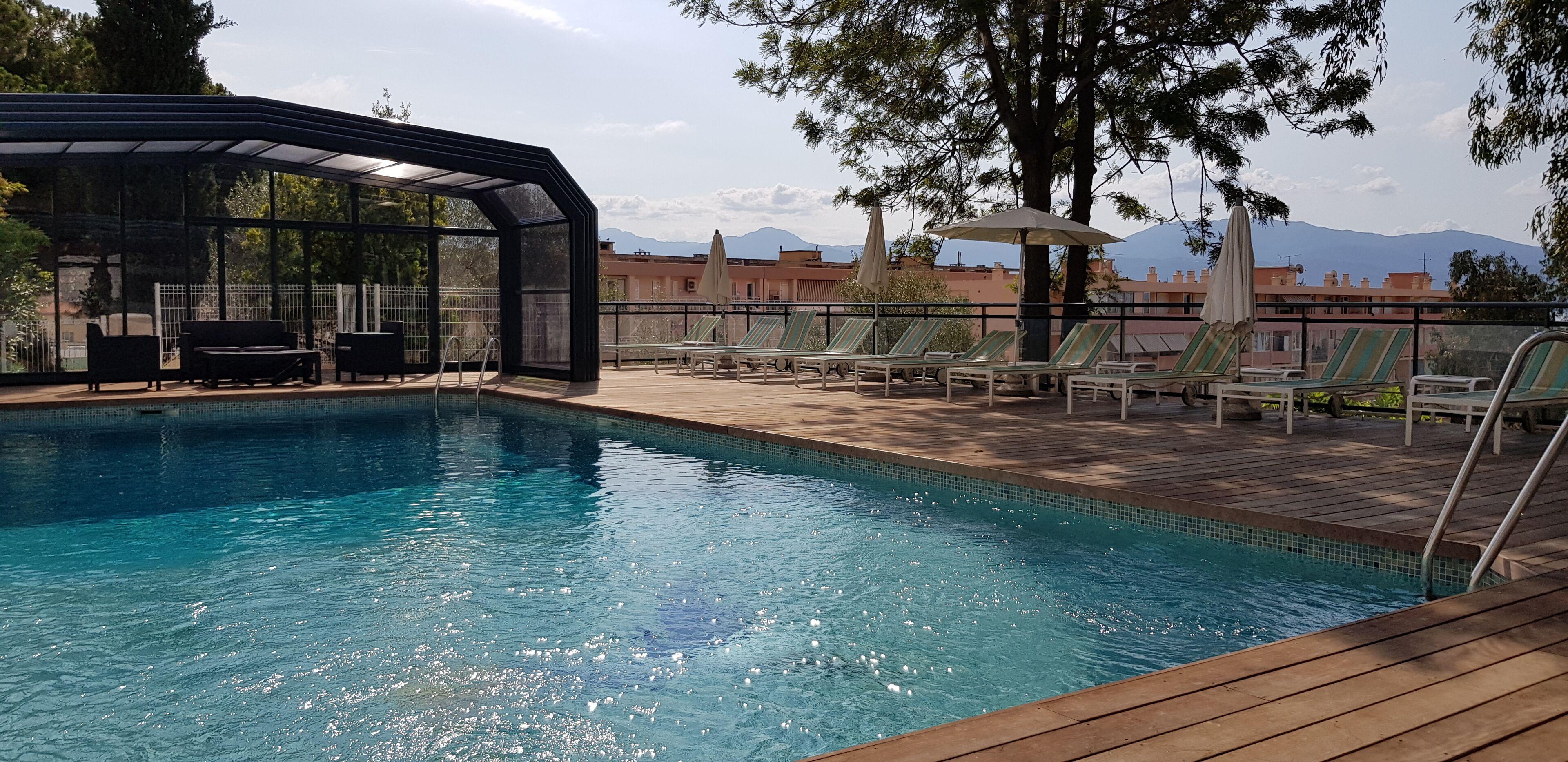 6 Beach Hotels Near Place de Gaulle for Sun & City Access