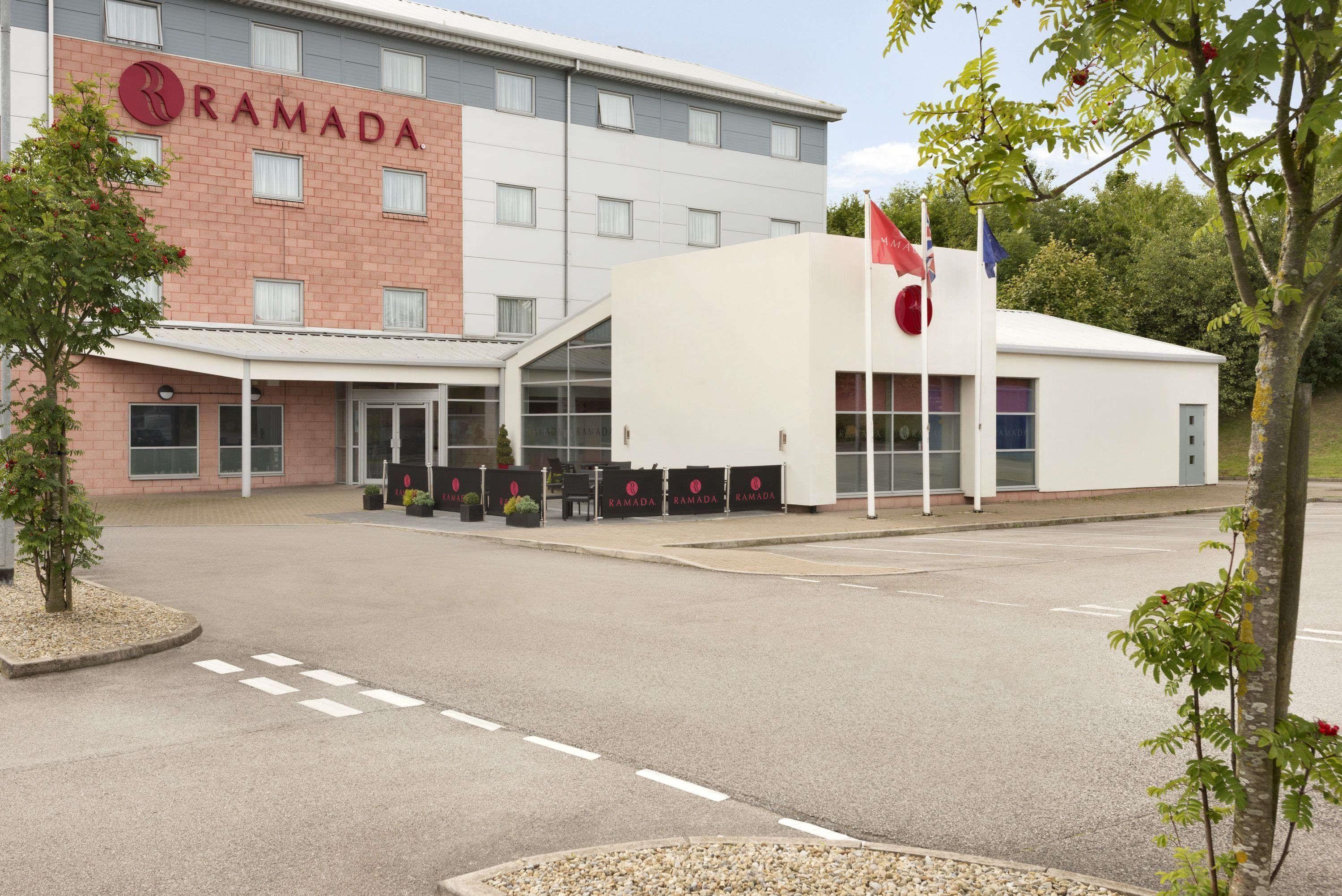 Staying Near Springhead Park: 6 Family Hotels Compared