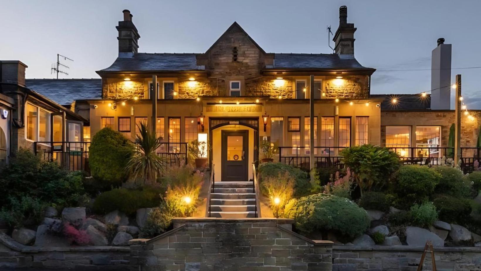 Where to Stay Near Abbeydale Golf Club: 11 Best Luxury Hotels