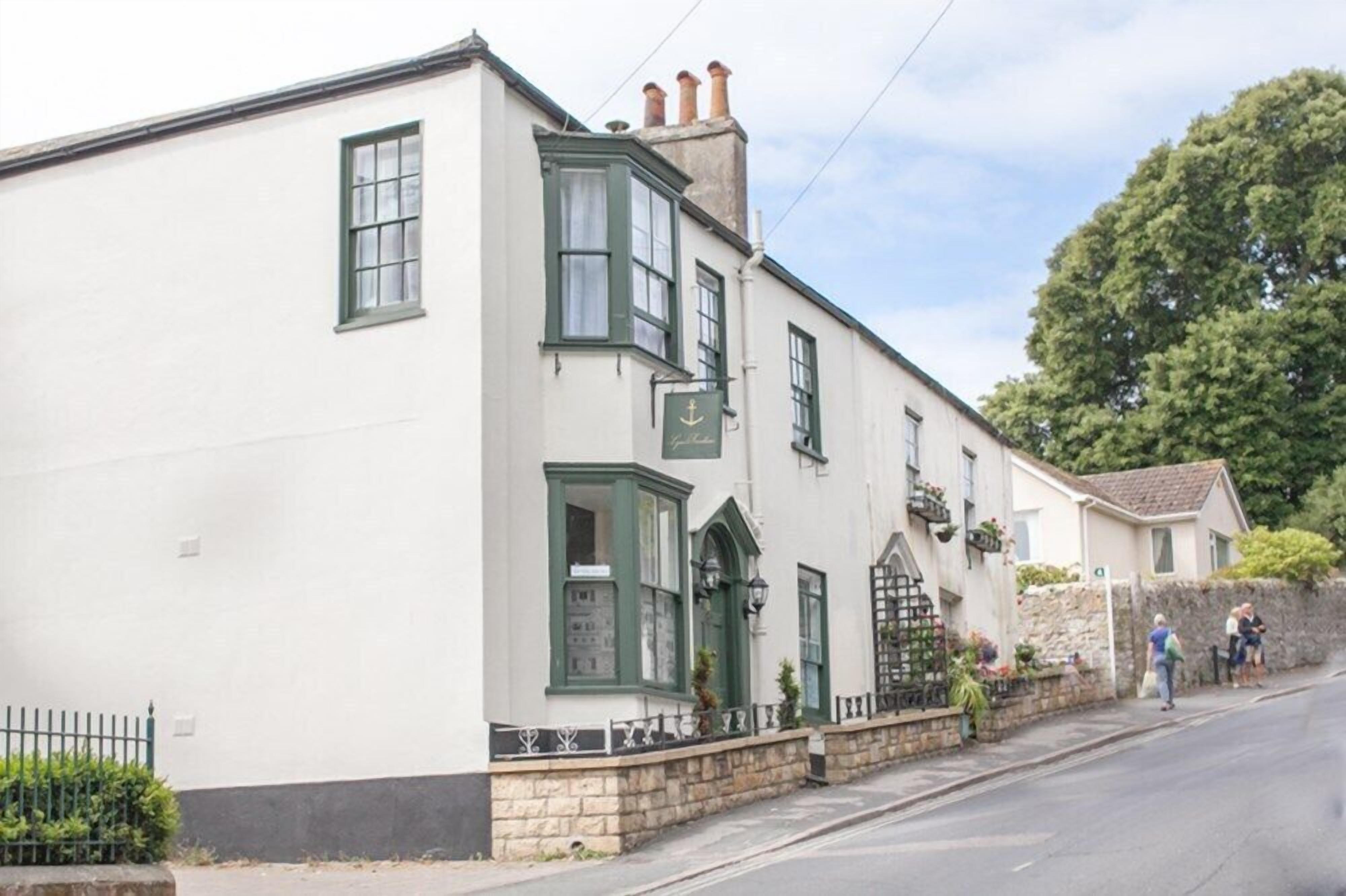 4 Central Hotels Close to River Cottage, Welshpool